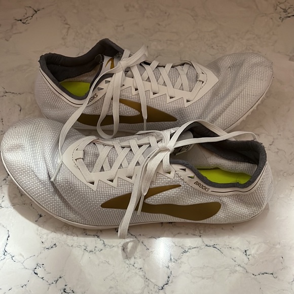 Brooks Wire v5 Track Spike Running Shoes, White/Gold - Picture 2 of 9